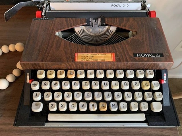 14. Naslijedio sam djedovu pisaću mašinu.