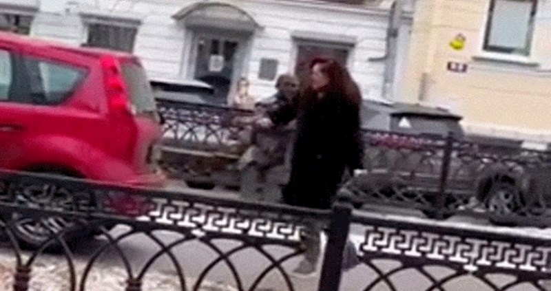 Doživjela je žutu minutu i svoj bijes iskalila na autu