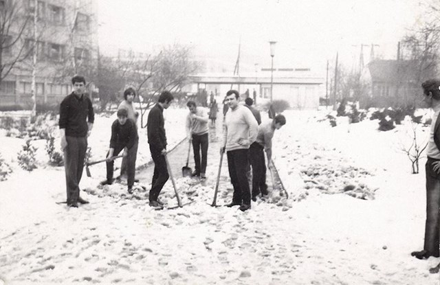7. Studenti čiste snijeg ispred studentskog doma Cvjetno naselje u Zagrebu, oko 1970-te