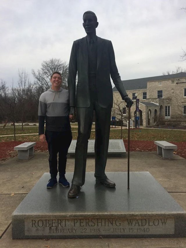 1. Spomenik najvišem čovjeku u povijesti - Robertu Wadlowu. Kada je umro, bio je visok 272 cm i težak 200 kg.