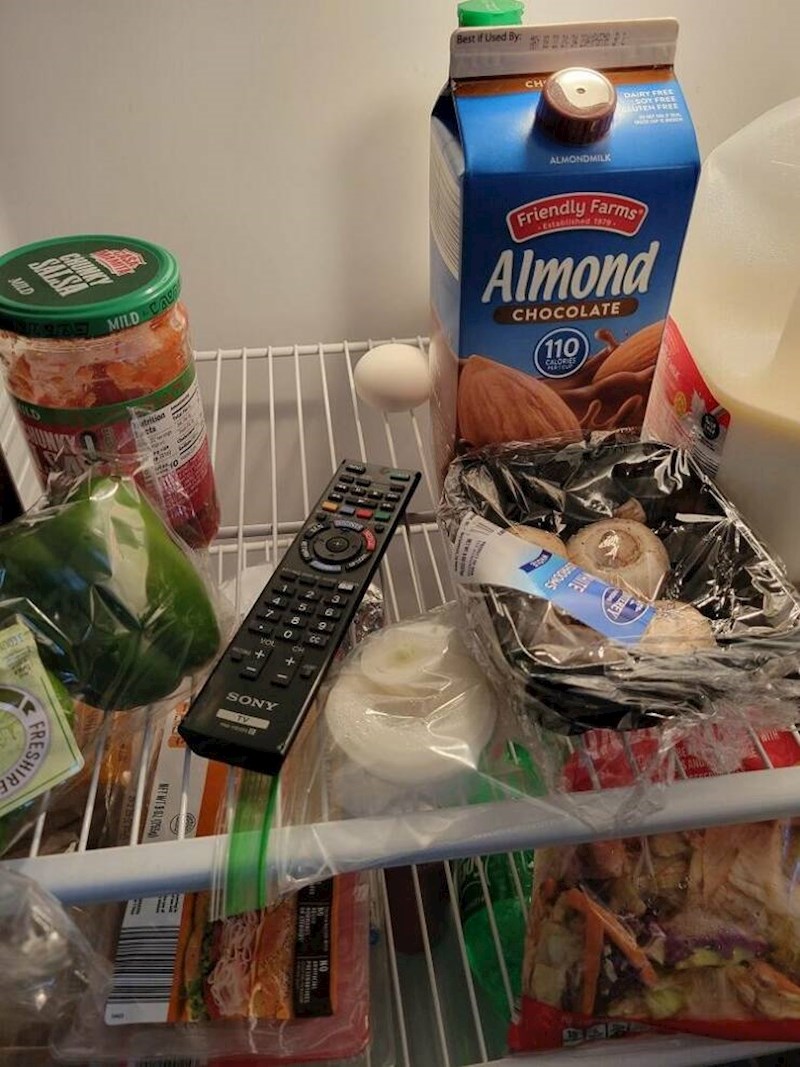 15. "Tražio sam daljinski cijelu večer i poraženo otišao spavati. Ujutro sam ga pronašao u frižideru."