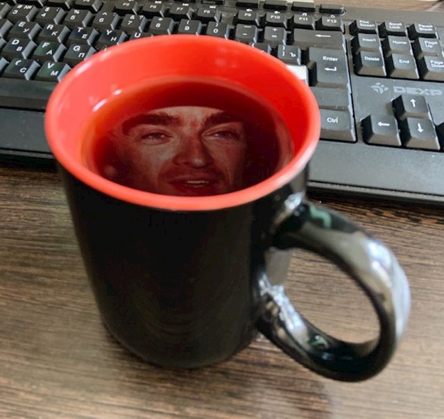 1. Refleksija ekrana u šalici čaja