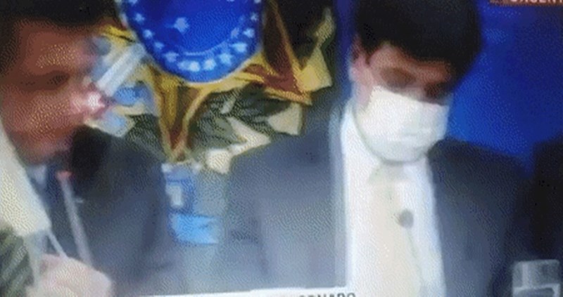 Pogledajte kako ovaj čovjek muku muči sa stavljanjem zaštitne maske na lice