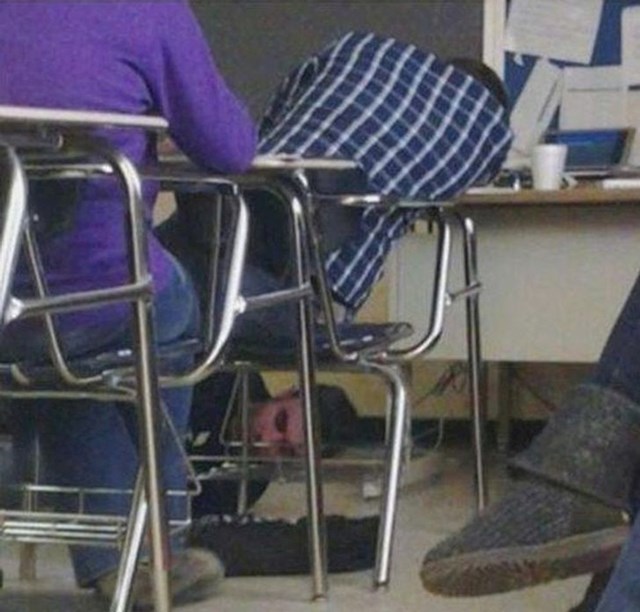 2. Klinac je zaspao na predavanju, a profesor mu je za osvetu zavezao vezice na cipelama