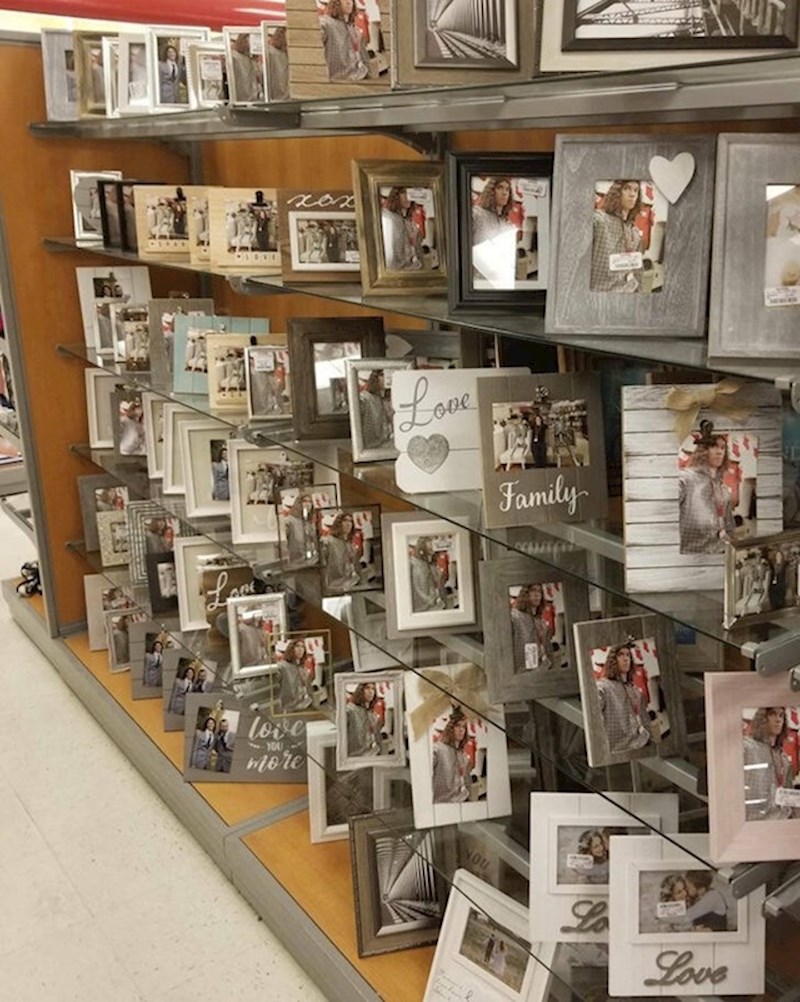 10. "Danas mi je u noćnoj smjeni bilo baš zabavno. Zamijenio sam sve agencijske fotke u okvirima sa svojim selfiejima."