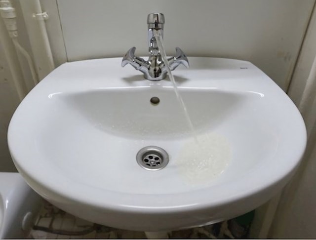 13. Nagib kruzera na kojem je ova kupaonica uzrokovao je da mlaz vode izgleda kao da se protivi gravitaciji.