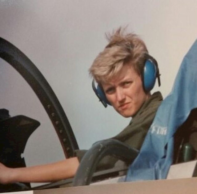 9. Moja mama je radila kao tehničarka ratnih aviona.