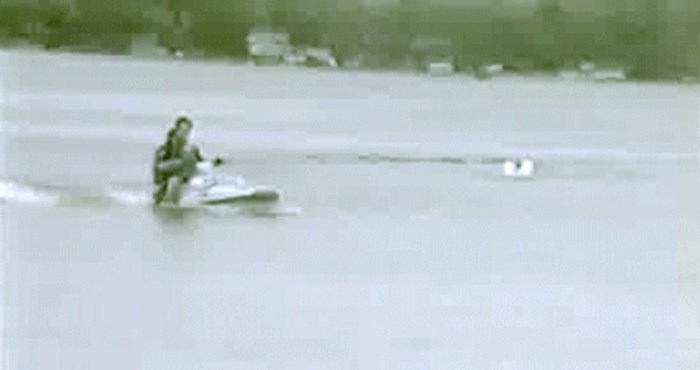 Vozili su se jet-skijem po jezeru, nećete vjerovati kad vidite zašto su se prevrnuli