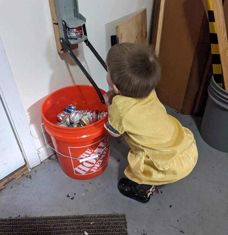 4. Tata ga od malena uči radnim navikama