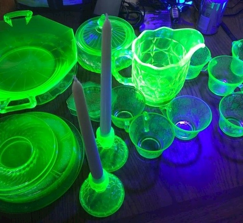 19. Ovako sjaji staklo s uranijem pod crnim svjetlom.