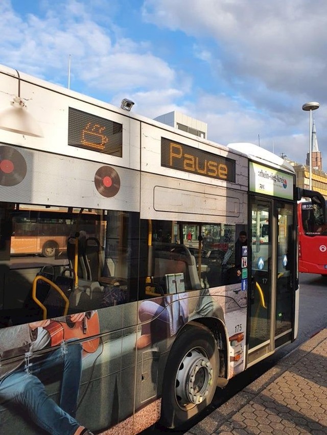 1. Kad vozači autobusa idu na pauzu, na vozilu se pojavi ova ilustracija kave.