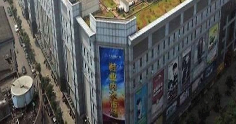 Nećete moći vjerovati kad vidite što se nalazi na krovu ove zgrade