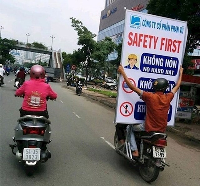 3. Nosi tablu na kojoj piše "sigurnost na prvom mjestu". Ironično.