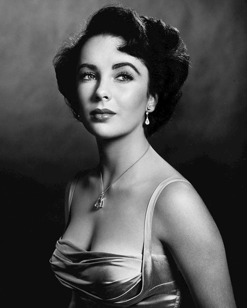 2. Elizabeth Taylor ima 17 godina ovdje. Premda izgleda prekrasno kao uvijek, reklo bi se da ima barem 20-ak godina.