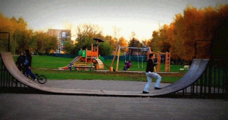 On nema skateboard, ali to ga ne sprječava u tome da radi trikove