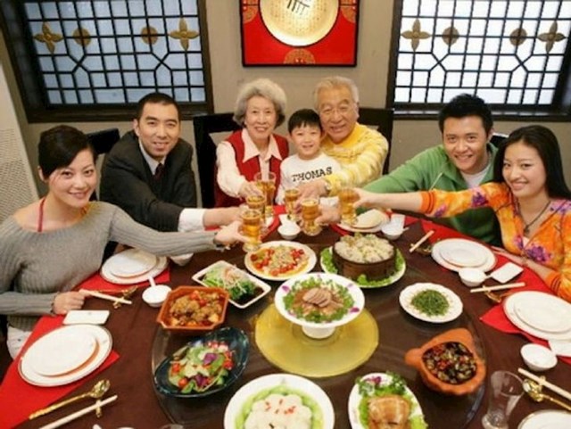 11. Kinezi puno češće izlaze u restorane sa prijateljima i obitelji nego što ih zovu u svoju kuću. To je tamo i puno jeftinija opcija.