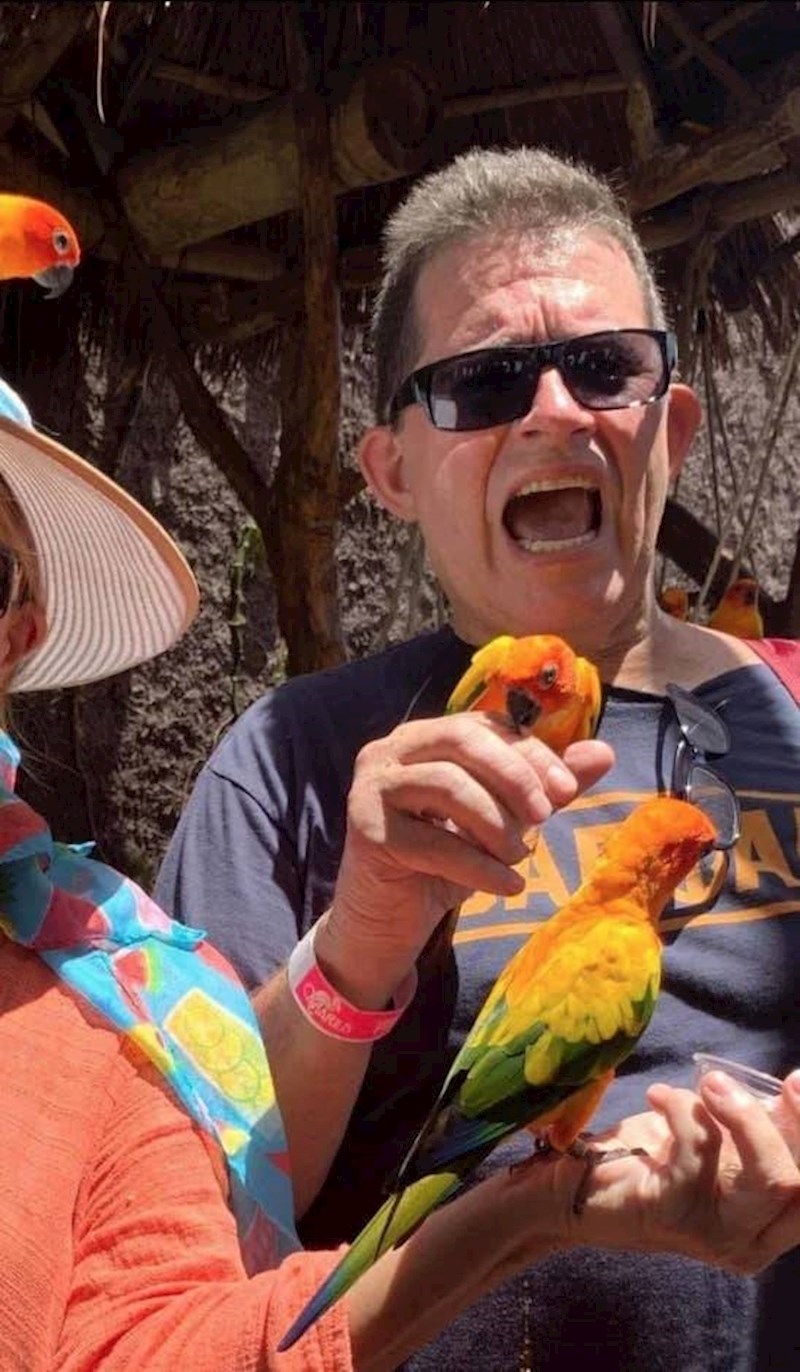 13. Tata koji je htio sliku s papigama, a dobio ovo...