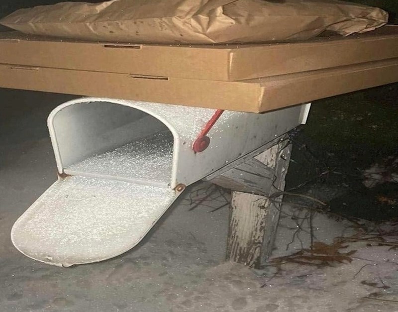 9. "Poštar nam je dostavio narudžbu u drugoj ulici,  na starom kasliću koji uopće nije naš."