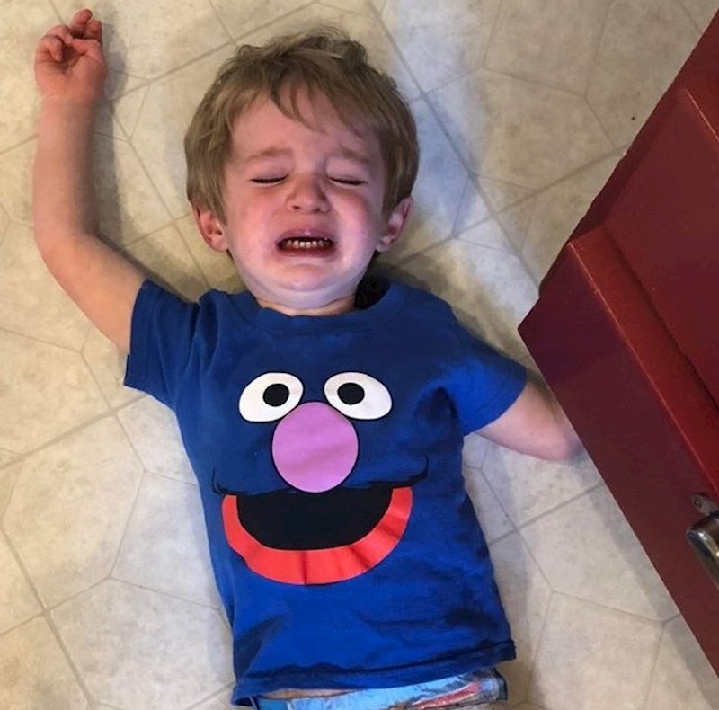 12. Plače jer mu ne daju da kuša detrdžent.