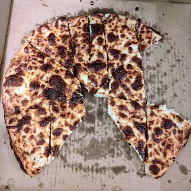 9. Moj brat ovako je narezao pizza kruh.