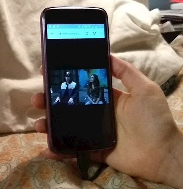 10. Ovako moja žena gleda videe na svojem mobitelu