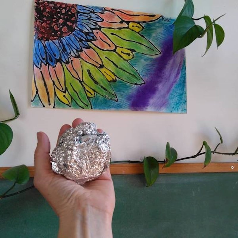 2. Kuglica od aluminijske folije savršena je za uklanjanje tvrdokornih mrlja na posuđu od nehrđajućeg čelika.