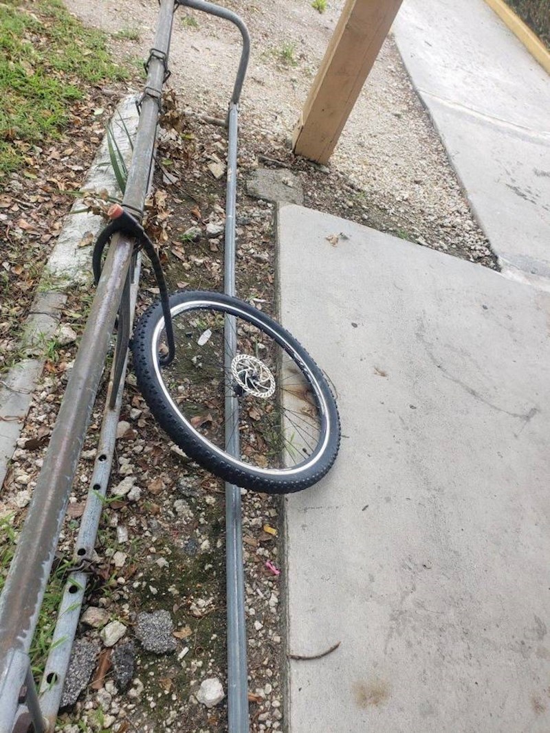 8. Kad ti od bicikla ostane samo kotač...ok, i lokot!🤣