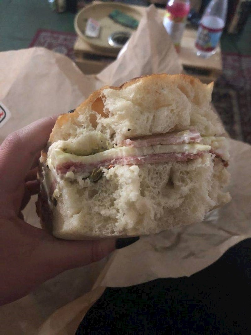 9. Mislio sam da sam pametan što sam uzeo najveći sendvič, ali većina toga je samo kruh.