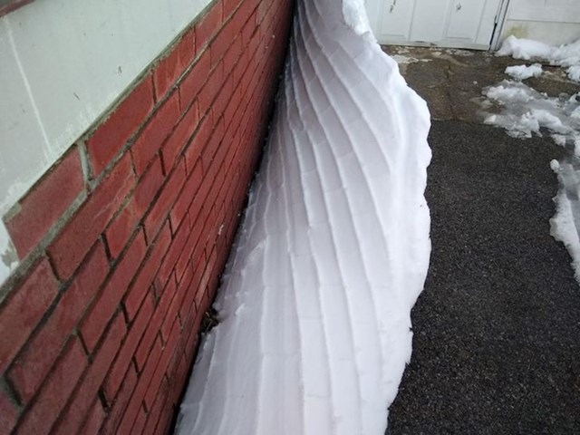 2. Snijeg se odvojio od zida na način koji je neobično oku ugodan
