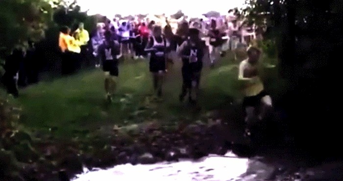 Maratonac je pokušao "preletjeti" lokvu, nije se baš proslavio