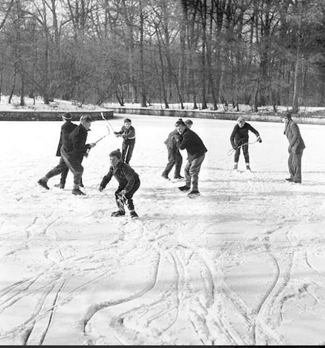 12. Snježne radosti na zaleđenom jezeru u Maksimiru, 1958. godina.