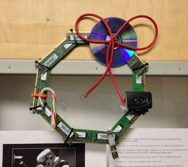 8. "Radim u IT tvrtki, a ovo je božićni ukras kojeg je napravio moj šef."
