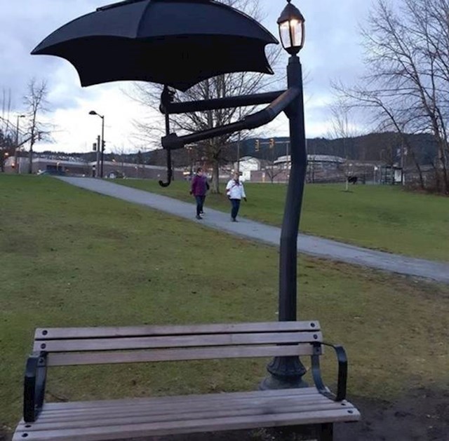 8. Klupica za ljude koji vole ići u park po kiši u Kanadi