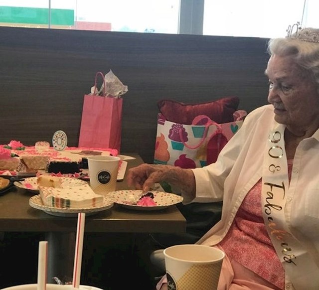 6. "Moja baka slavi 90-ti rođendan. Već godinama svaki dan odlazi u McDonald's na kavu i kolač ujutro. Danas su joj priredili rođendansko iznenađenje!"