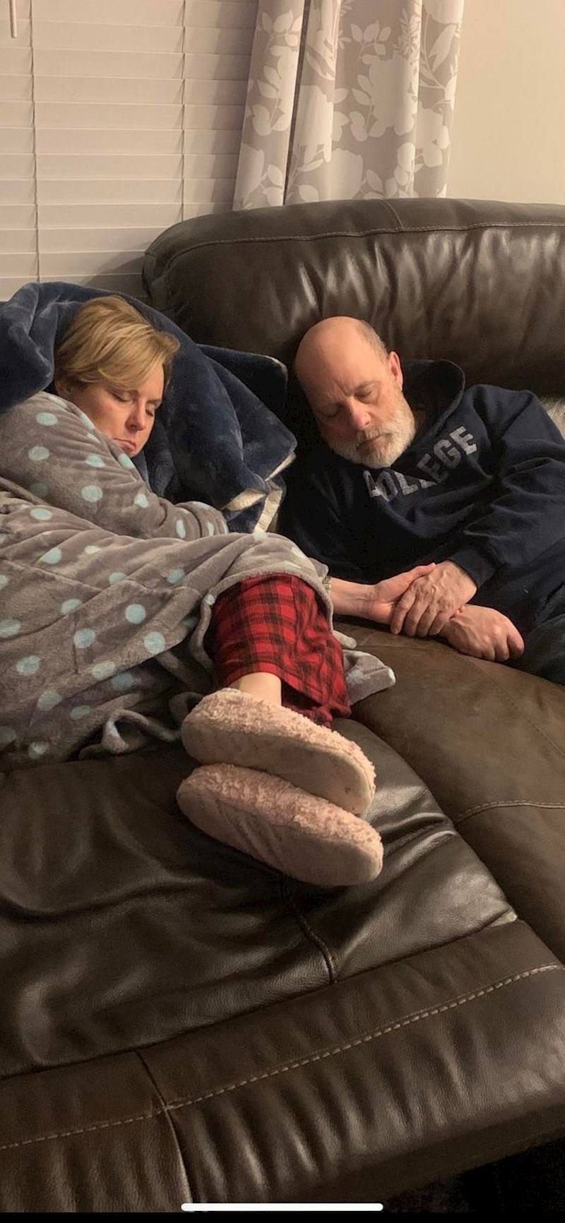 8. Moji mama i tata zaspali su držeći se za ruke.