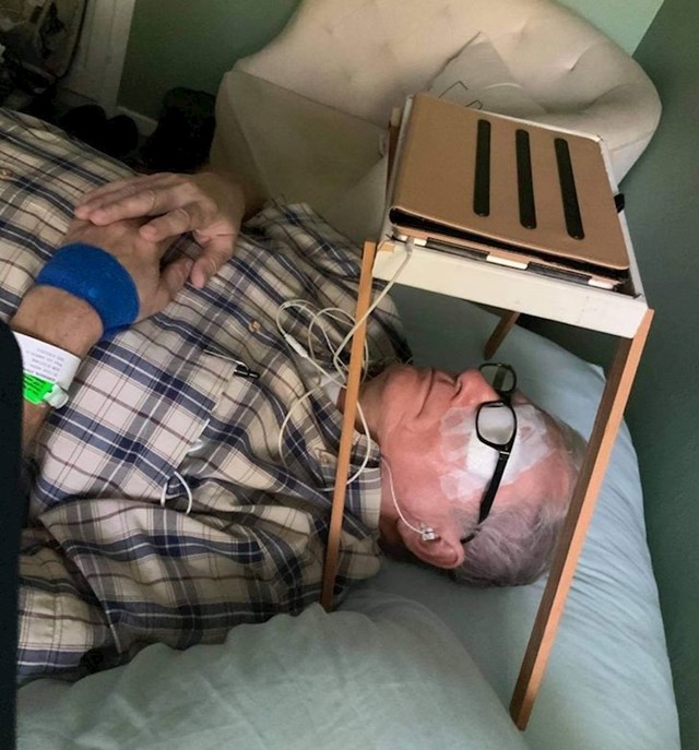 3. "Instalacija koju je moj tata smislio da mu olakša korištenje tableta nakon operacije očiju."