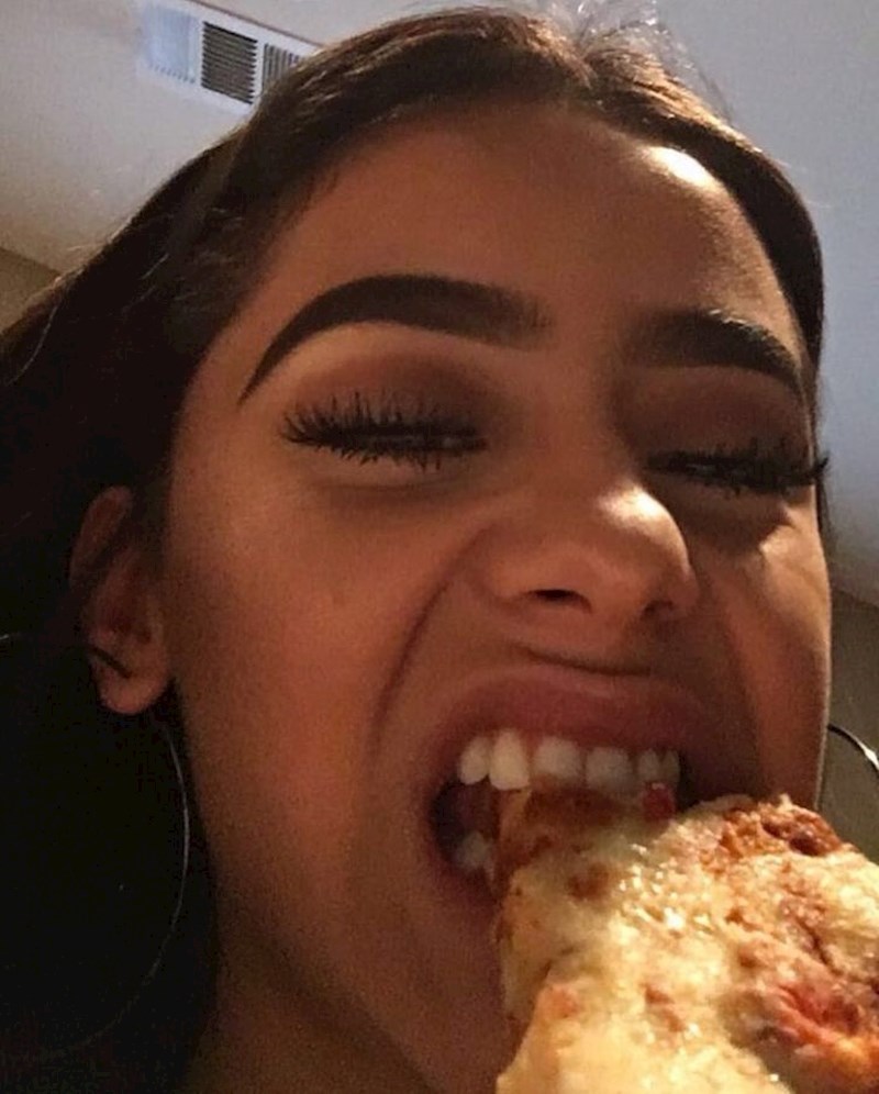 4. Priznajte, koliko ste puta ovako jele pizzu da ne razmažete ruž ili sjajilo😆
