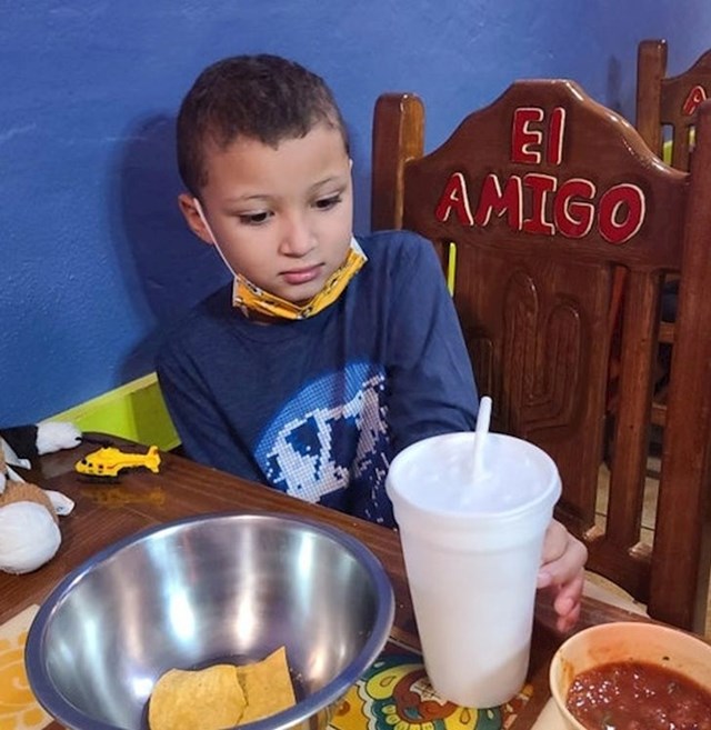 9. "Sin me pitao je li voda u meksičkom restoranu iz Meksika..."😂