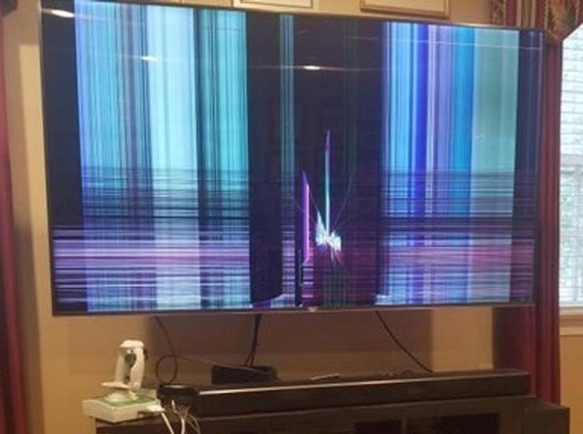 2. Brat je zezao sestru, a ona se iznervirala i bacila daljinski direktno u televiziju. Evo rezultata...