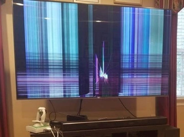 2. Brat je zezao sestru, a ona se iznervirala i bacila daljinski direktno u televiziju. Evo rezultata...