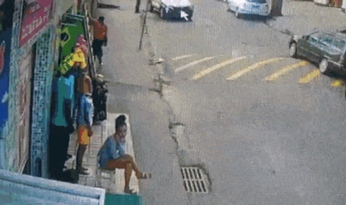 Ostat ćete u šoku kad vidite što je tip napravio da izbjegne ležećeg policajca