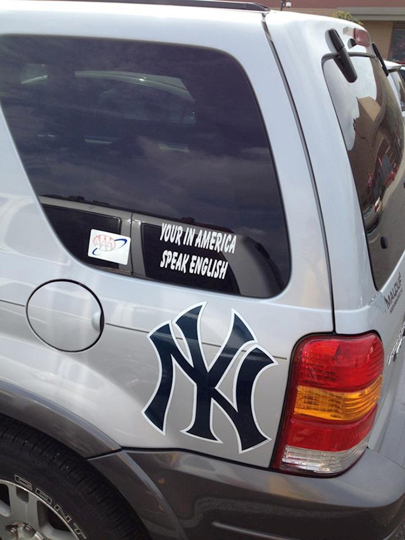 2. Traži da se u Americi priča engleski, a ne zna to gramatički ispravno napisati