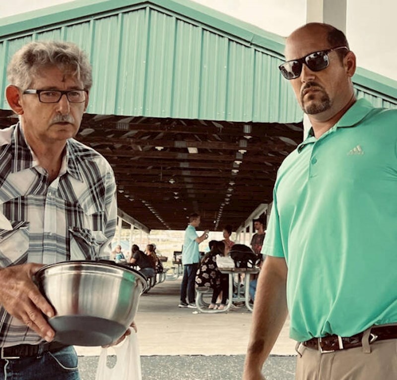 5. Rođaci se druže na obiteljskom roštilju. Pogledajte samo ova radosna lica!