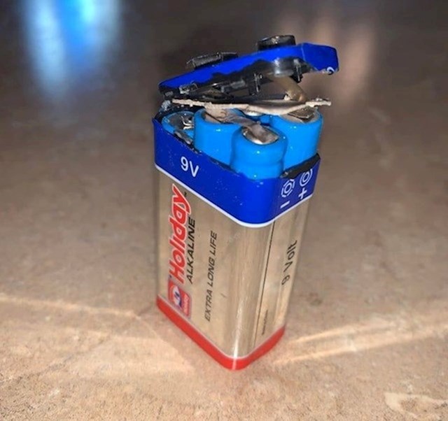 15. "Ispala mi je baterija i tako sam slučajno otkrio da su veće baterije sačinjene od više malih."