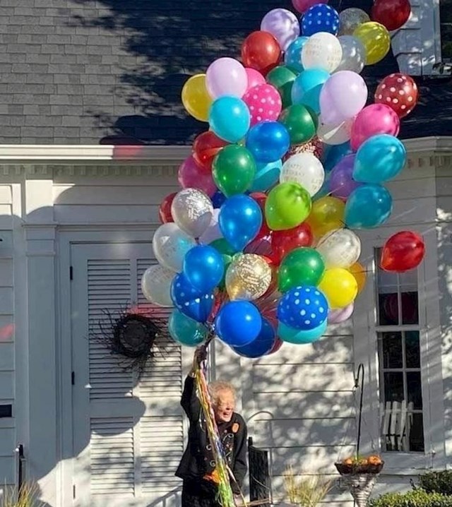 4. Susjedi su ovoj baki za 100-ti rođendan poklonili 100 balona!❤️