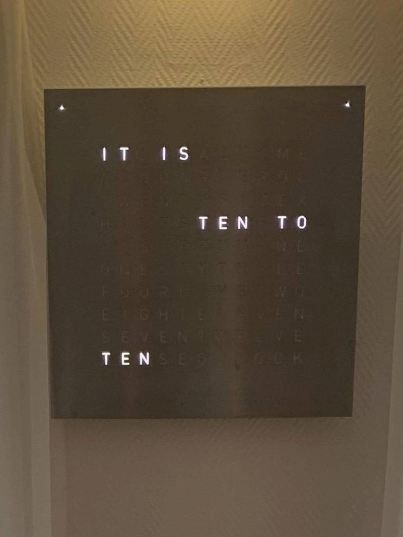 Sat koji umjesto brojeva ima slova.