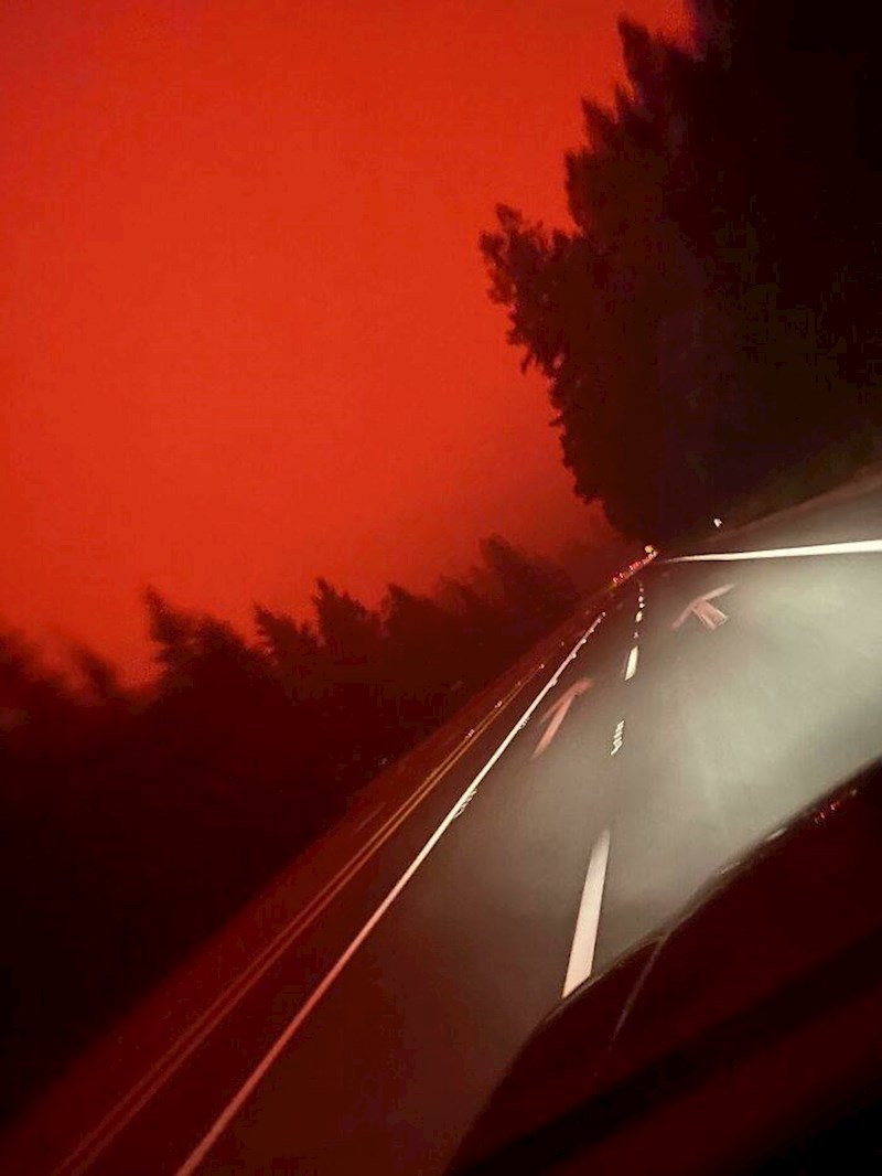 9. Htjela je posjetiti dečka na slobodan dan, ali izbio je veliki požar i izgledalo je kao da su se otvorila vrata pakla pa se morala okrenuti.