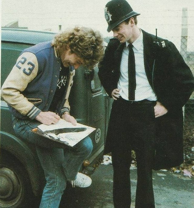 12. Robert Plant potpisuje Led Zeppelinov prvi album za policajca