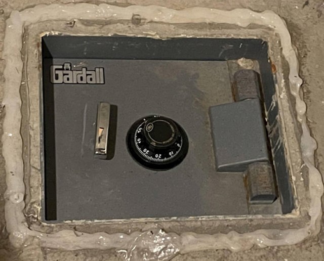 4. "Otkrili smo sef iza ormara u kući koju smo nedavno kupili."