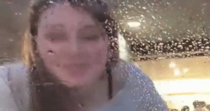 Pokušala je polizati mokro vjetrobransko staklo, evo zašto je to bila katastrofalna ideja